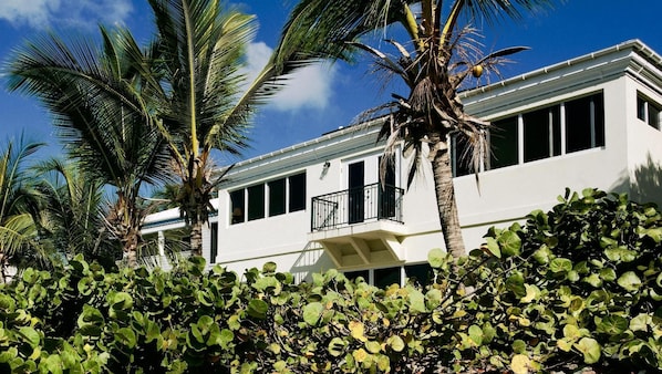 Three Palms is an exceptional waterfront two story Villa. Walk to shopping.