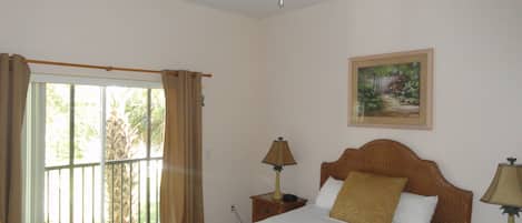 Queen Master BR w/ large 42 "flat screen TV, and small  balcony 