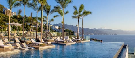 Grand Rooftop Infinity Pool with Breathtaking views of all of Vallarta 