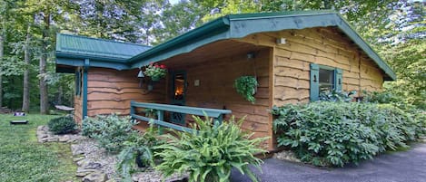 Perfect, Relaxing, Creekside Retreat in the Mountains Awaits You!