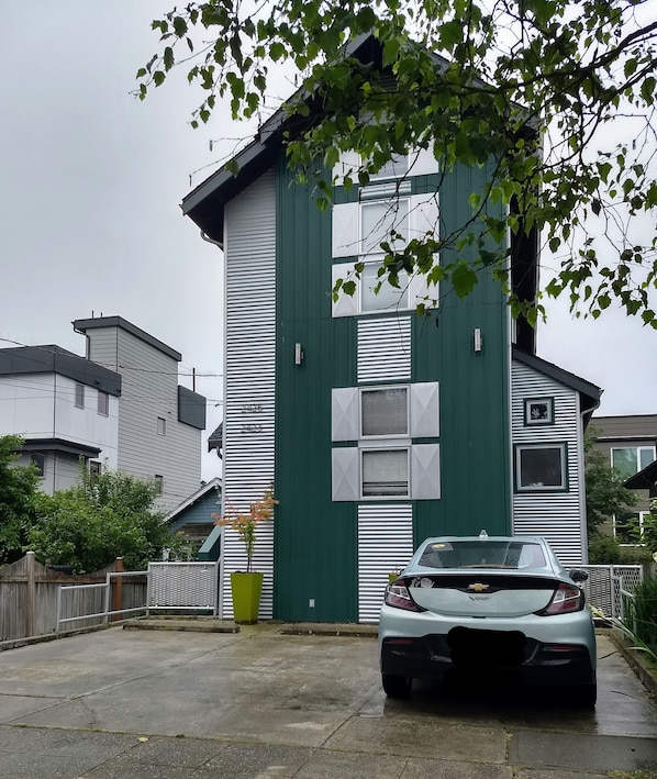 This unit is the second set of windows. Parking, where the car is parked.