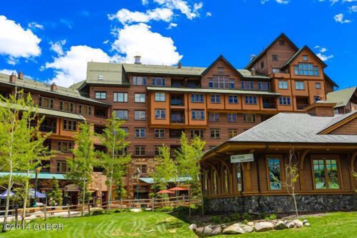 Zephyr Mountain Lodge/Slope Side Bldg True Ski/Bike in/ out with patio walk out