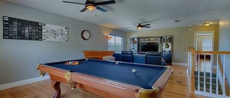 Upstairs Loft with Pool Table, Casino Table, 55' LED TV with Playstation 4