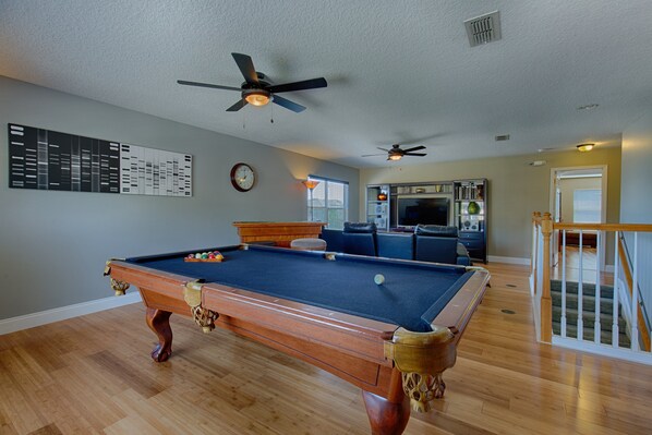Upstairs Loft with Pool Table, Casino Table, 55' LED TV with Playstation 4