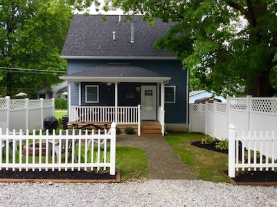 Driftwood Cottage: Walk to attractions! Sleeps 10