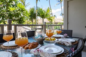 Lanai dining table seats 6