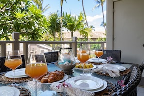 Lanai dining table seats 6