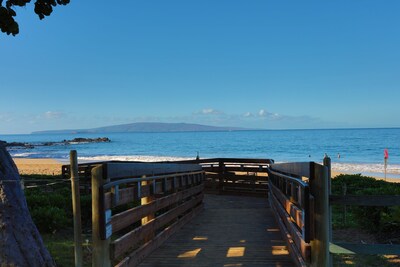 Maui Modern Condo, HONEYMOON, ANNIVERSARIES, BIRTHDAY Steps from Ocean & Pool