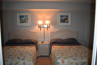 Gorgeous Oceanfront 3 Bedrooms Condo Sleeps 6-10 -Linens Included. 