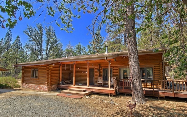 Front view of Shanks' Log Home in the Woods