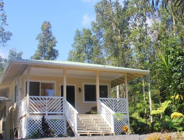 Very new, adorable bungalow close to beaches