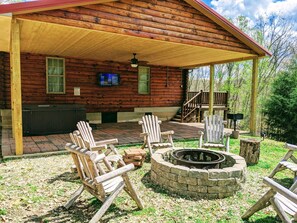 The ultimate back patio. 6 person hot tub, smart tv, firepit, privacy.