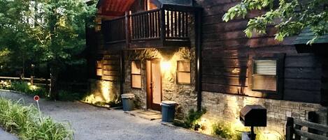 Welcome to Smoky’s Retreat!! Only 5 minutes off the Parkway in Pigeon Forge. 