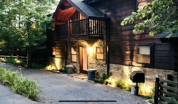 Welcome to Smoky’s Retreat!! Only 5 minutes off the Parkway in Pigeon Forge. 