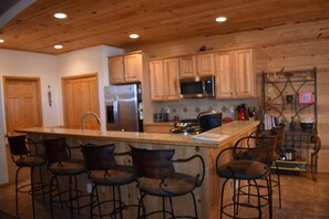 Breakfast Bar and Kitchen