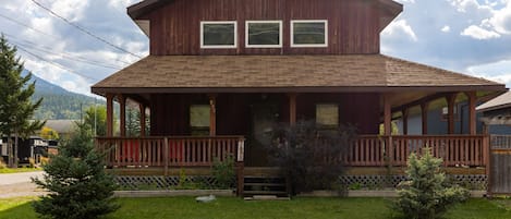 Huckleberry Lodge | Sleeps 10 Adults