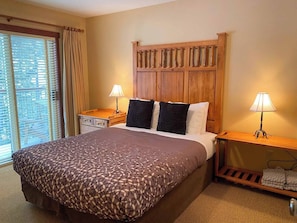 Queen Bed l Private Balcony