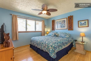 Master bedroom on the makai (ocean) with king size bed and 39' flat screen TV.