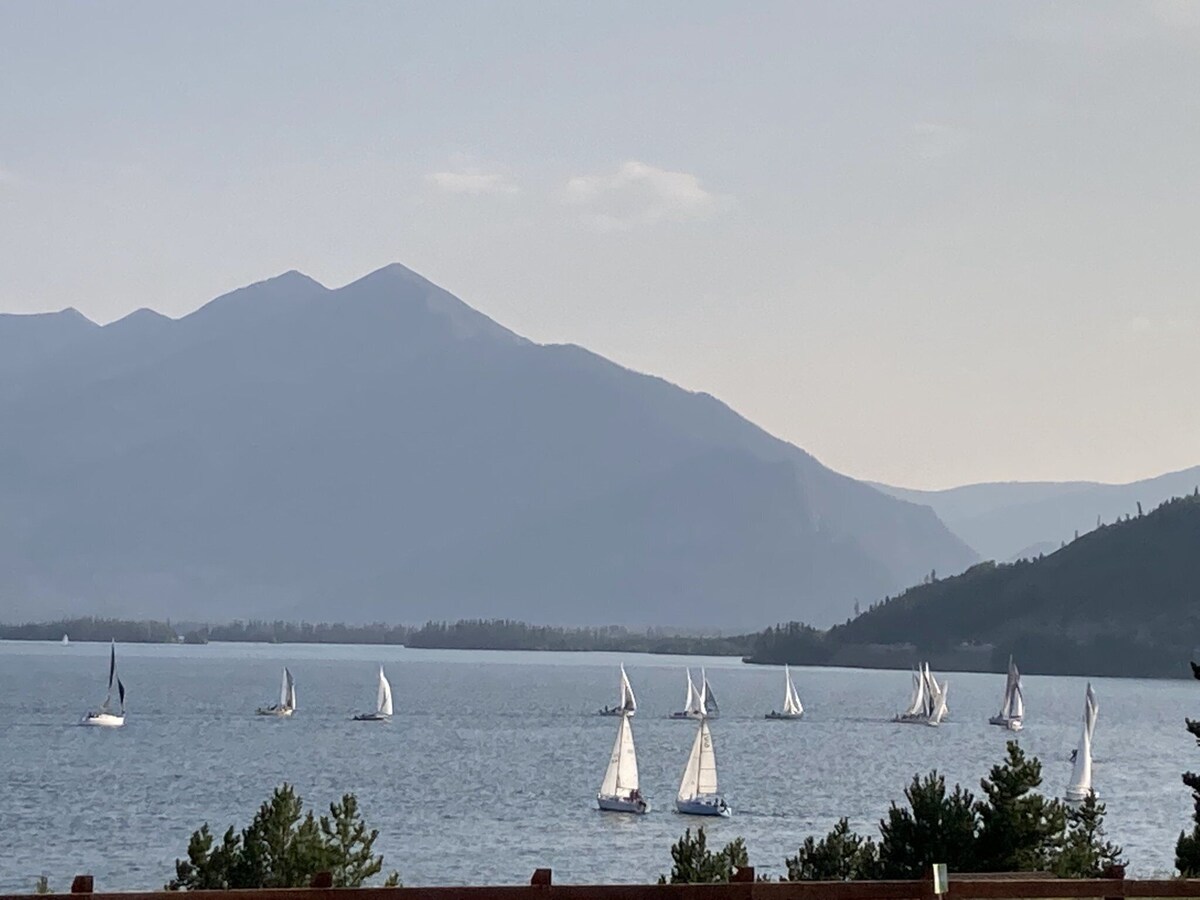 Luxury Lakeside Getaway, Central To Ski Resorts, Free Wi-Fi