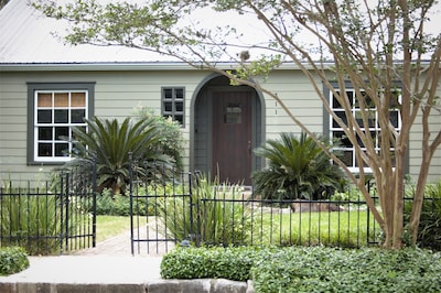Cozy Cottage Near Downtown and University of Texas