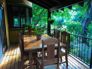 Covered front garden patio and dinning table.