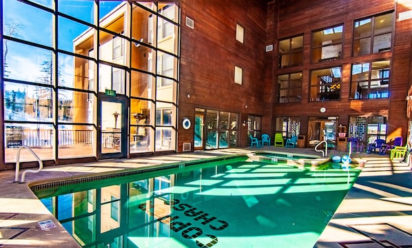 Indoor Heated Pool & Jacuzzi /Spa with Men's/Women's Adjacent Sauna 