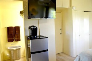 Air Conditioned Upstairs Studio w/RESERVED PARKING; Pool, -WIFI-Walk to Beach