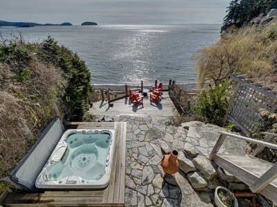Gibsons Oceanfront-Designer's Luxury 3 Br Home-Beach, Hot tub, Walk into Town