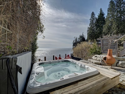 Gibsons Oceanfront-Designer's Luxury 3 Br Home-Beach, Hot tub, Walk into Town