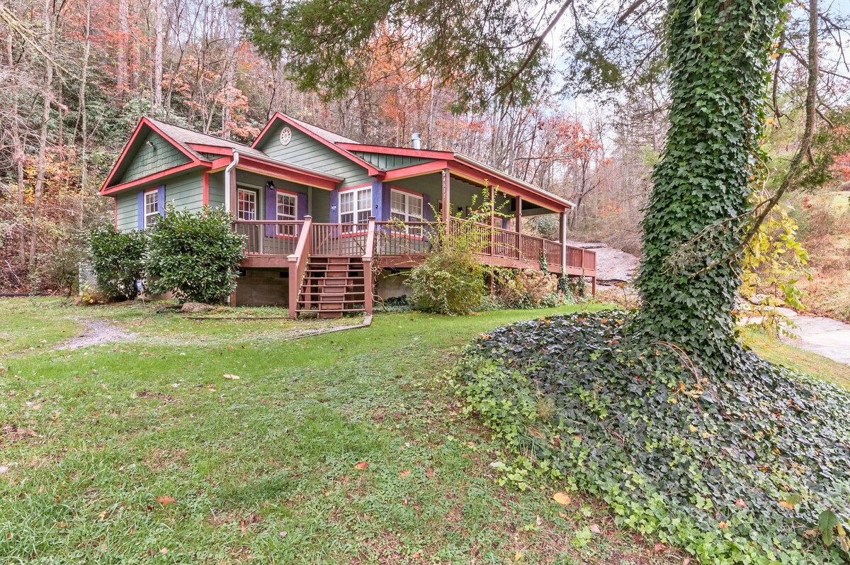 Lodge at Slick Rock Falls, Hot Tub, Fire Pit Waterfall, Fenced Yard WiFi Pets OK