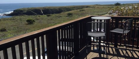 The front balcony has a stunning, unobstructed 180 degree ocean view. Enjoy!