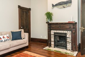 Sofa in bedroom - Fireplace do not work
