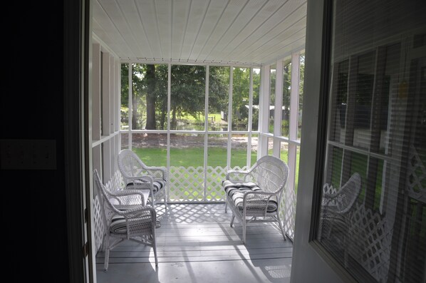 Screened in Back Porch..to rest & unwind!