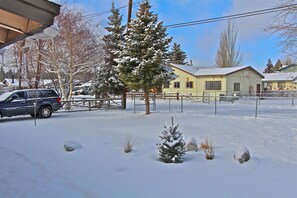 Fully fenced front yard. Plenty of room to build snowmen