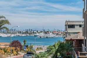BEACH/MARINA