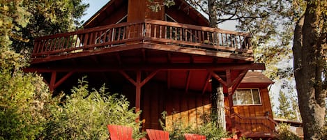 Miles of Decks,DramaticViews, Massive Firepl,Treehouse on Nat'l Forest w privacy