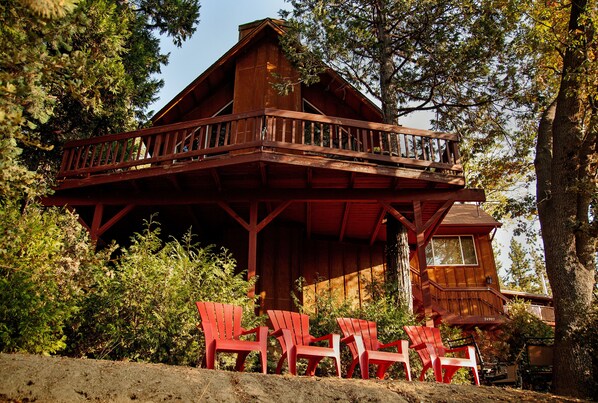 Miles of Decks,DramaticViews, Massive Firepl,Treehouse on Nat'l Forest w privacy