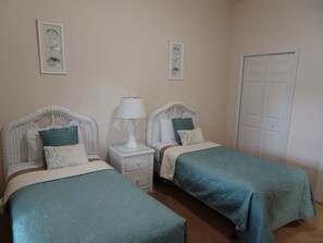 3rd bedroom with twin beds