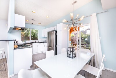 Modern home just minutes from the Balloon Fiesta and three minues from I25 