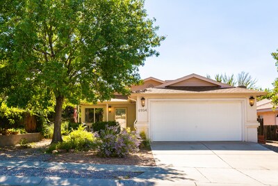 Modern home just minutes from the Balloon Fiesta and three minues from I25 