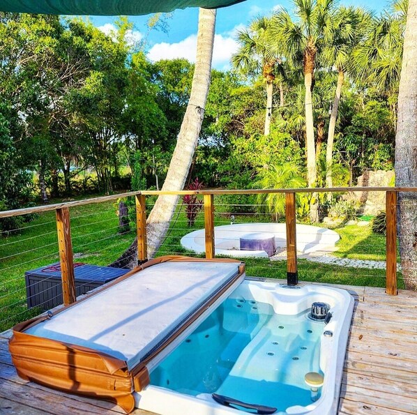 Outdoor spa tub