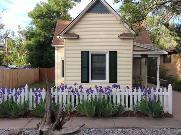Platte South House with 2 Bedrooms & 1 full bath (shower & tub).