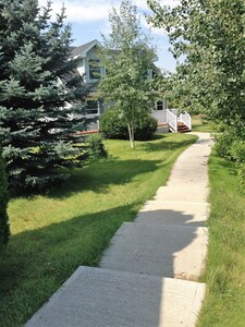 Beautiful vacation rental close to Bozeman airport, downtown, and MSU campus. 