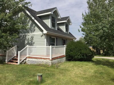 Beautiful vacation rental close to Bozeman airport, downtown, and MSU campus. 