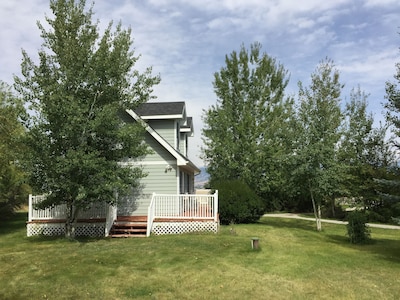 Beautiful vacation rental close to Bozeman airport, downtown, and MSU campus. 