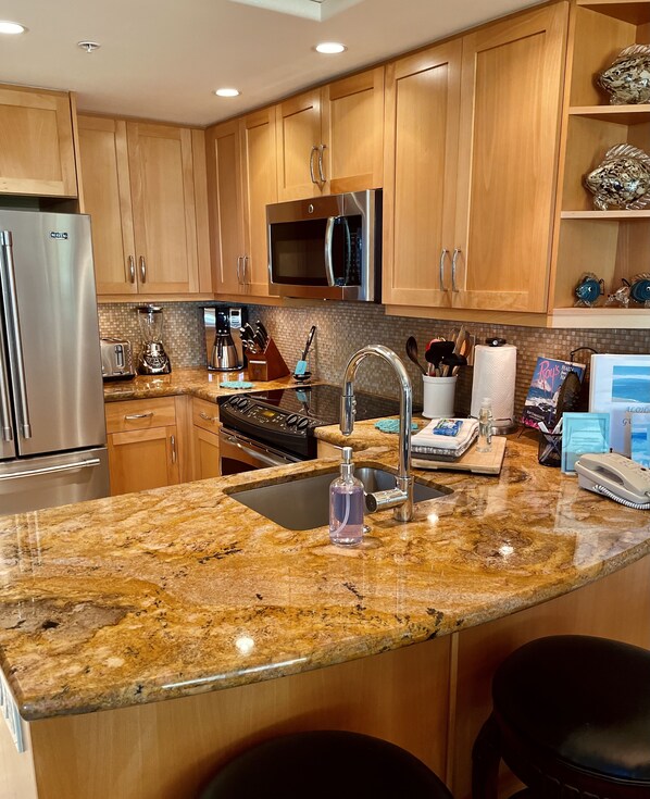 Large kitchen floorplan. Lots of counter space!