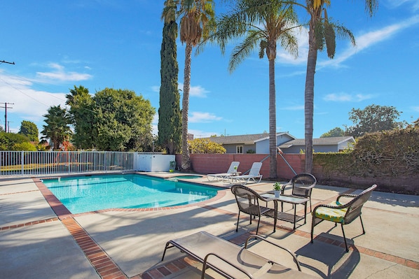 Privately gated, large pool & jacuzzi
Can be heated for additional daily fee