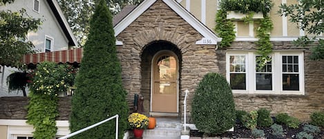 CHARMING HOME IN UPSCALE HYDE PARK/CINCINNATI: 5 star updates in 2024 and 2025.