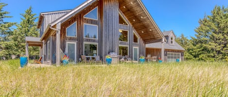 Seagrass is a custom built cedar cabin a short walk from the beach