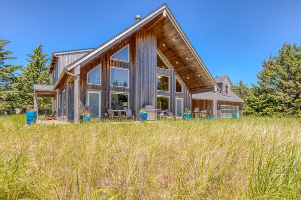 Seagrass is a custom built cedar cabin a short walk from the beach